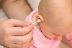 Промывание ушей малышу после рено-вакс