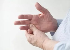 Боль в среднем суставе безымянного пальца