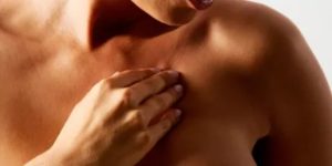 Уплотнение в верхней части груди