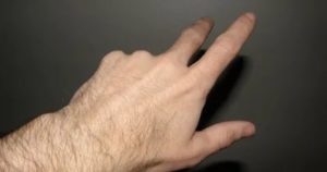 Ямка между большим и указательным пальльцем левой кисти руки