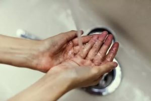 Страх заразиться и частое мытье рук