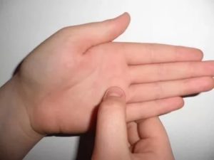 Косточка между указательным и средним пальцем на руке