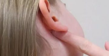 Непонятное ощущение за ухом