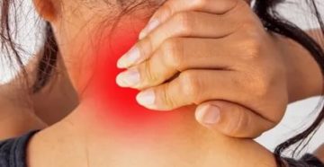 Давит на шею сзади Давит на шею сзади