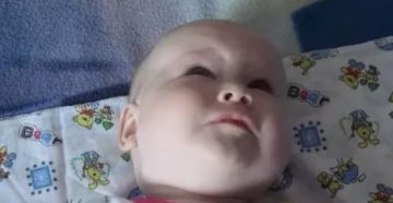 Закатывает глаза ребёнок