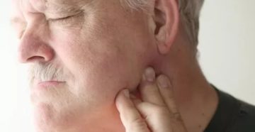 Болит ухо и шея