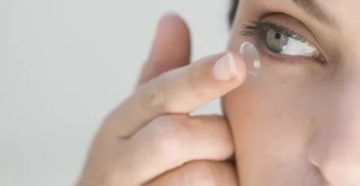 Если глаза немного болят, можно носить контактные линзы